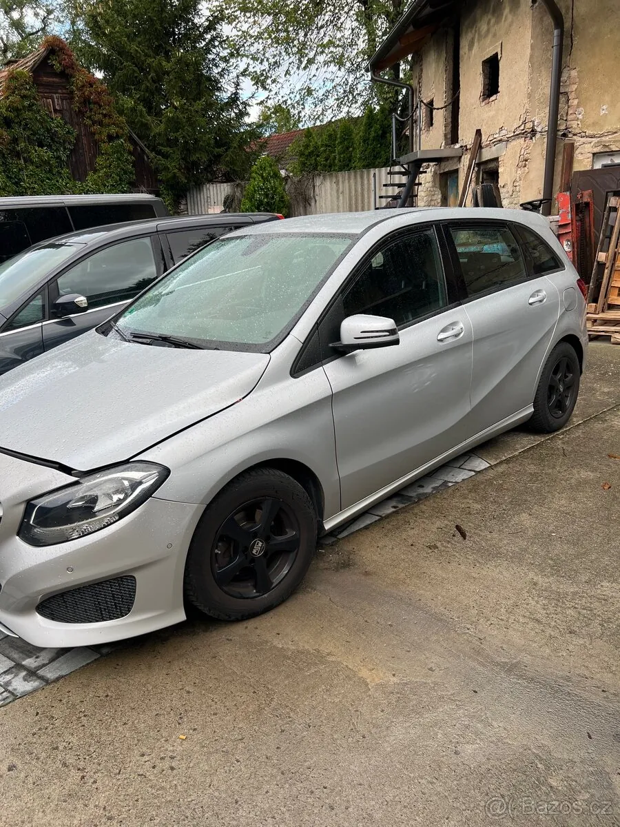 Mercedes-Benz B180 2015 photo 3