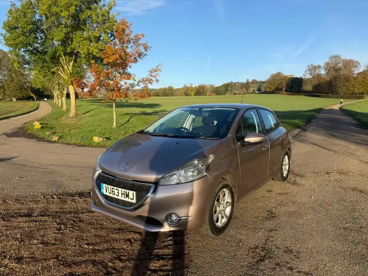 Peugeot 208 2013 photo 3