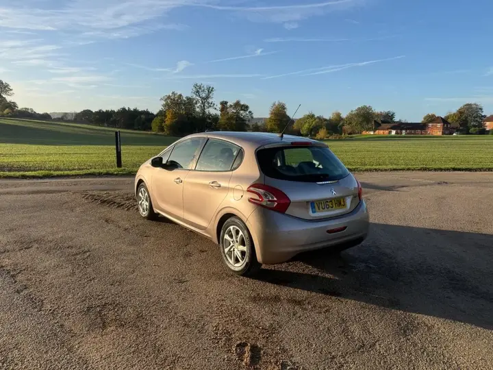 Peugeot 208 2013 photo 5