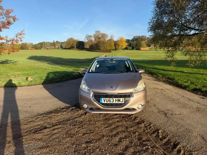 Peugeot 208 2013 photo 2