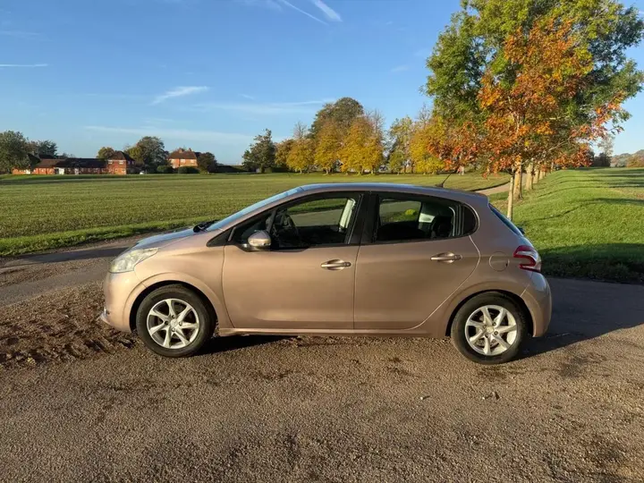 Peugeot 208 2013 photo 4