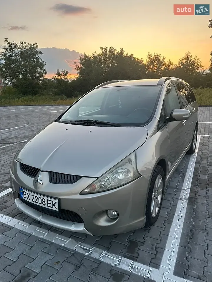 Mitsubishi Grandis 2006 photo 2