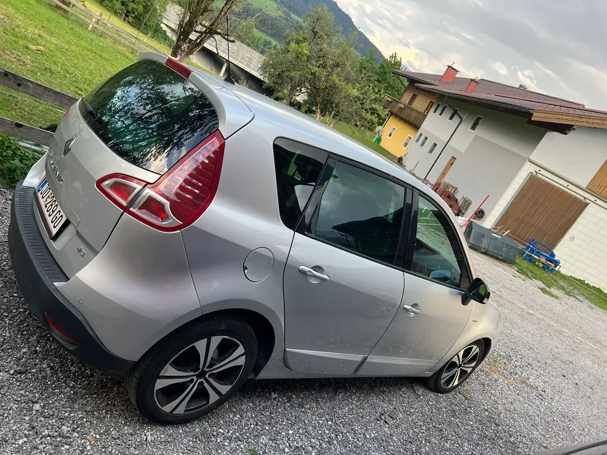 Renault Scenic 2011 photo 2