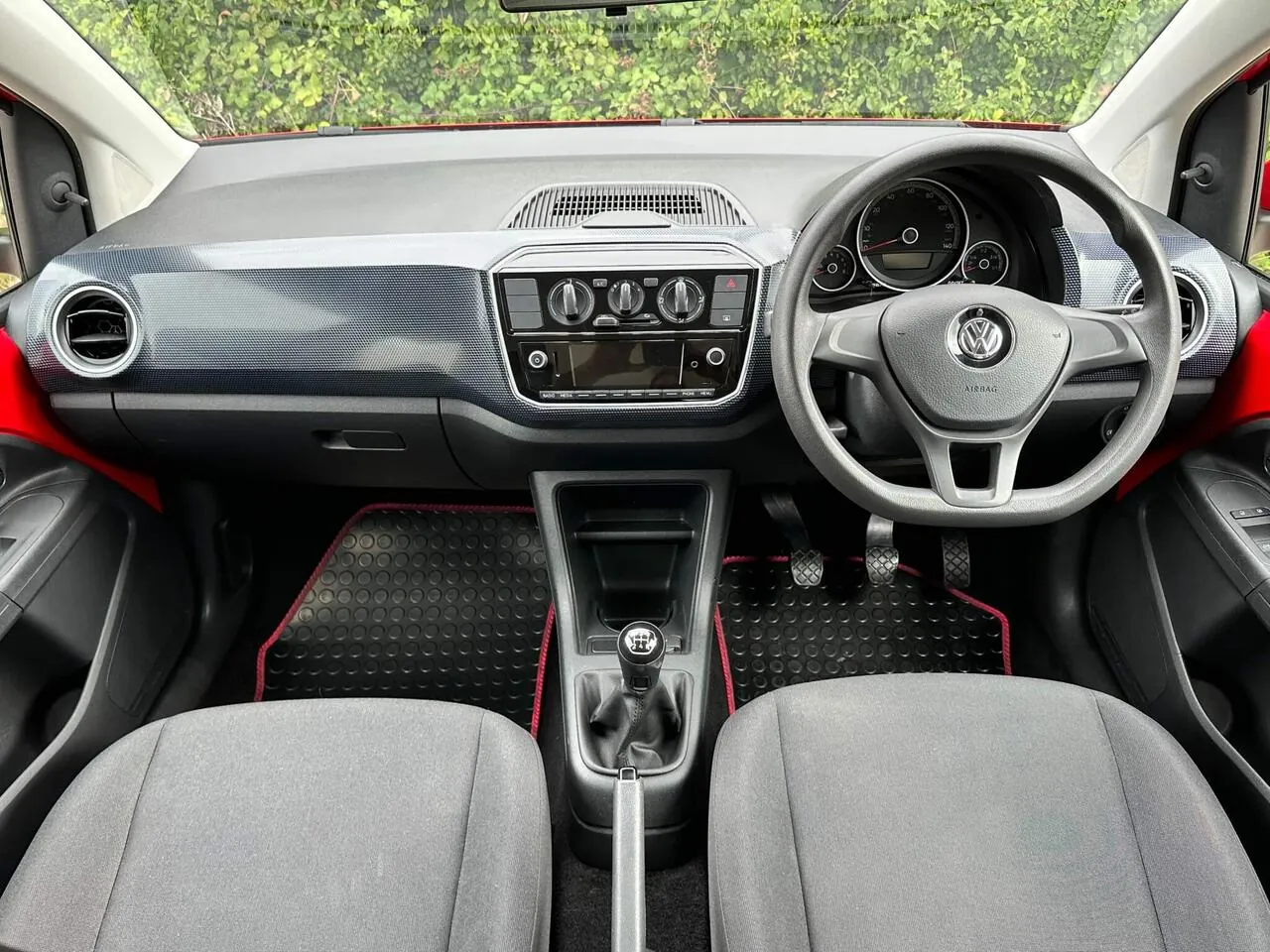 Volkswagen Up 2016 photo 3