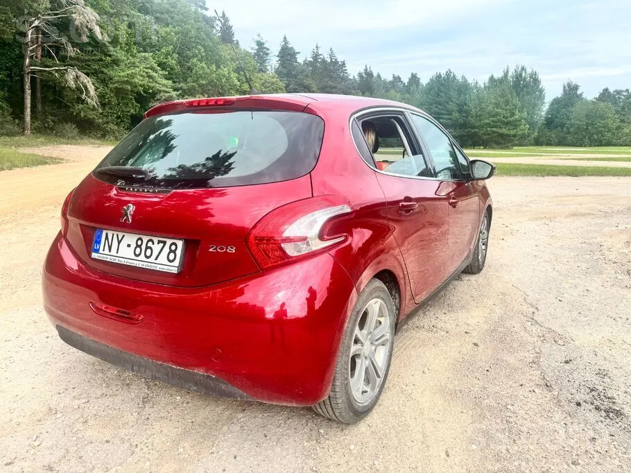 Peugeot 208 2012 photo 3