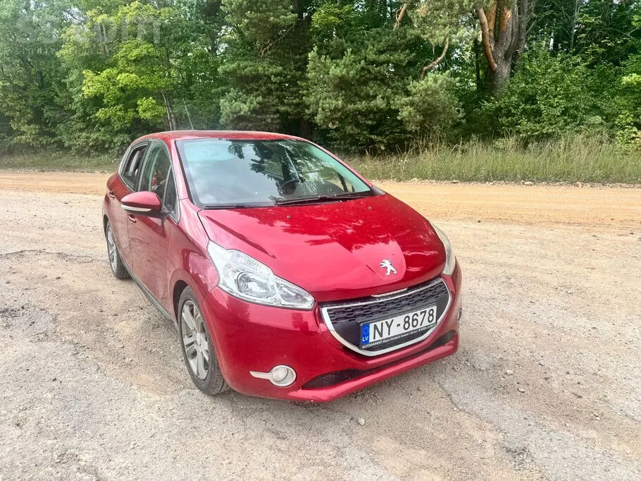 Peugeot 208 2012 photo 2