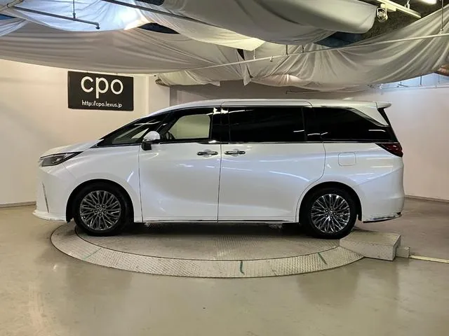 Lexus Lm 500H 2025 photo 4