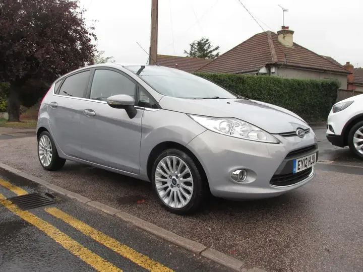 Ford Fiesta 2012 photo 2