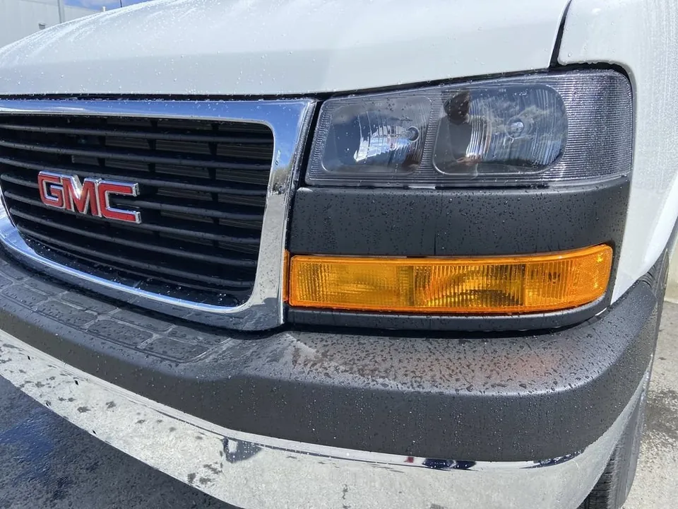 GMC Savana 2025 photo 3
