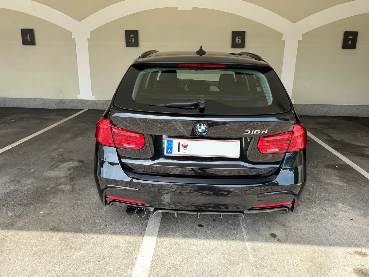 BMW 3 Series 2018 photo 2