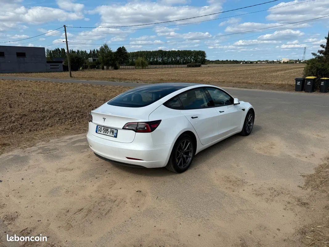 Tesla Model 3 2023 photo 2