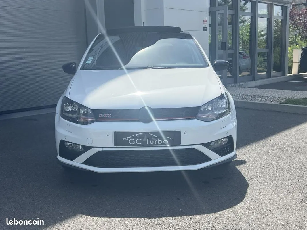 Volkswagen Polo 2015 photo 2