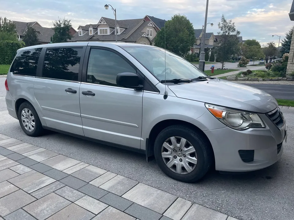 Volkswagen Routan 2012 photo 2