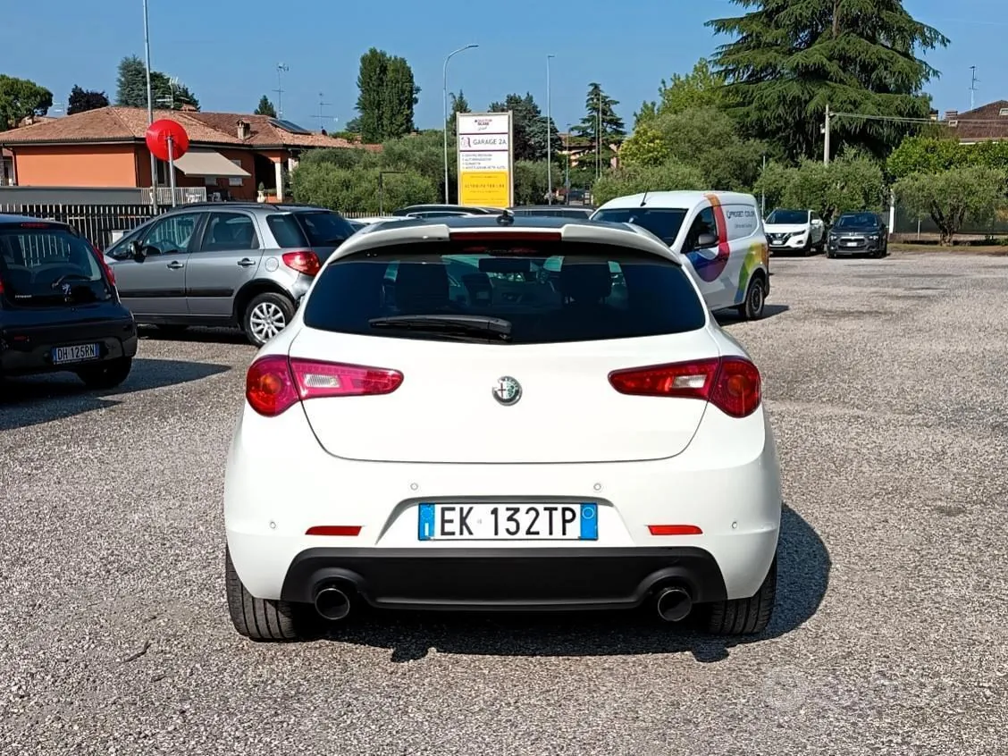 Alfa Romeo Giulietta 2011 photo 4