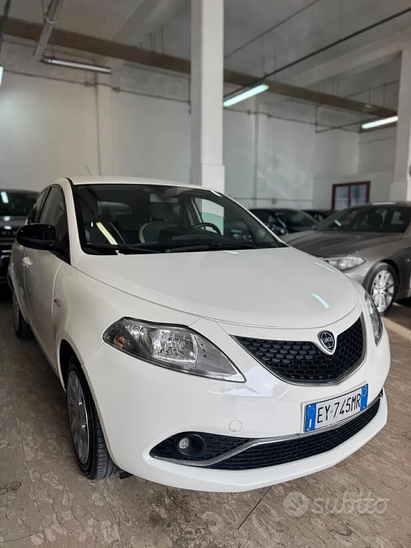 Lancia Ypsilon 2015 photo 2