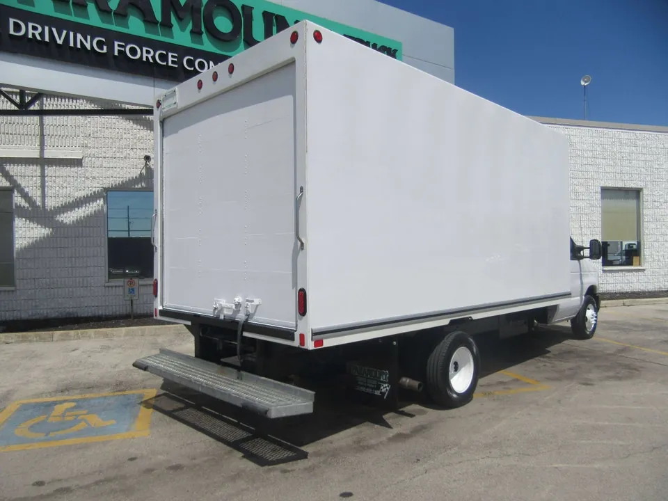 Ford E-450 Super Duty 2025 photo 3