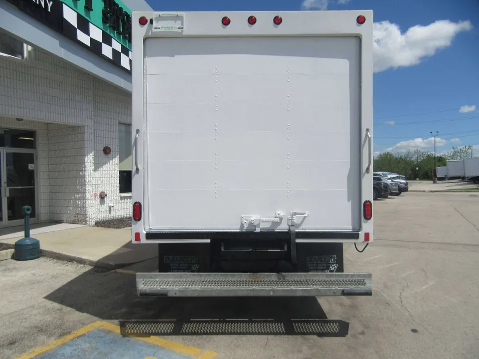 Ford E-450 Super Duty 2025 photo 4