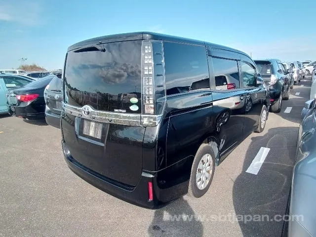 Toyota Voxy 2016 photo 4