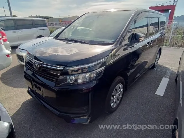 Toyota Voxy 2016 photo 2