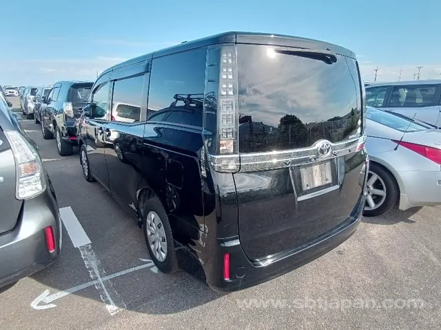 Toyota Voxy 2016 photo 3