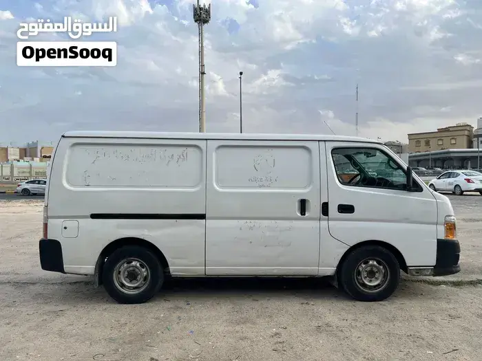 Nissan Urvan 2010 photo 2