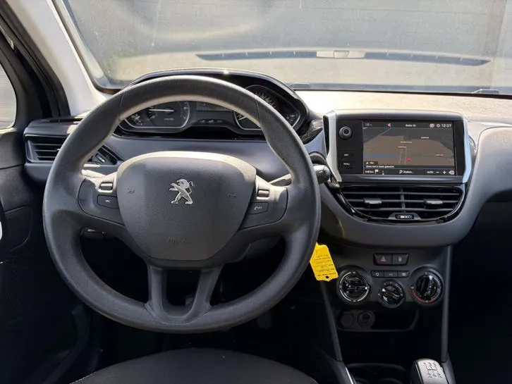 Peugeot 208 2018 photo 3