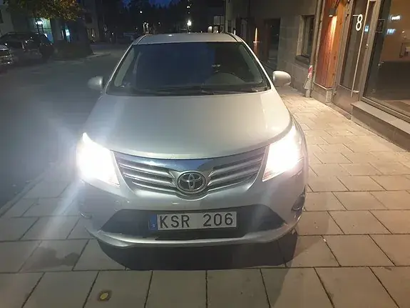 Toyota Avensis 2013 photo 2