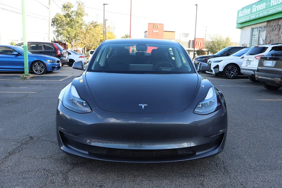 Tesla Model 3 2023 photo 2