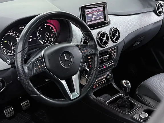 Mercedes-Benz B180 2013 photo 2