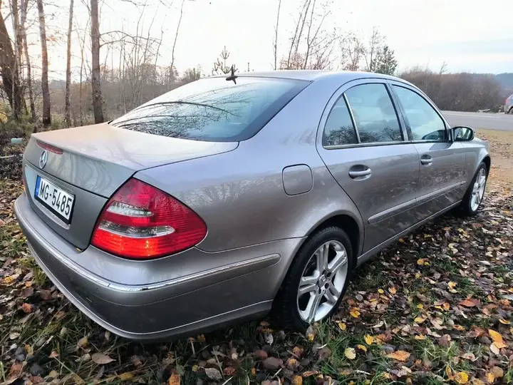 Mercedes-Benz E280 2004 photo 4