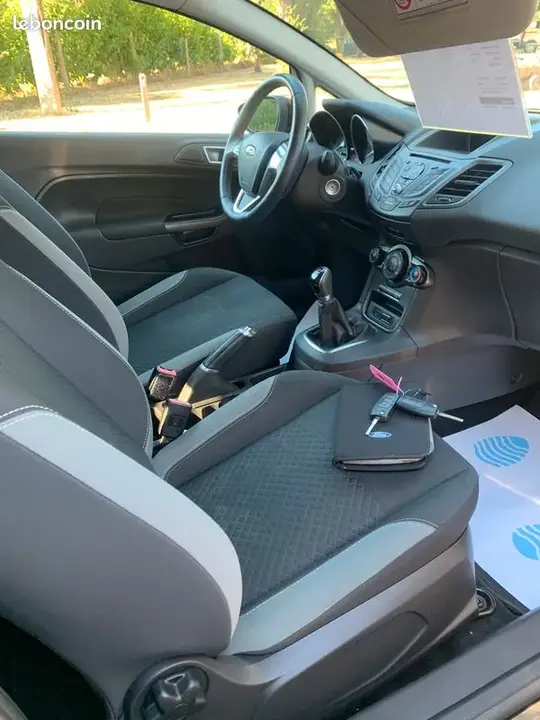 Ford Fiesta 2015 photo 2