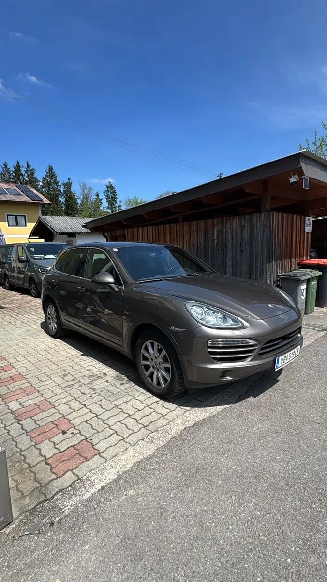 Porsche Cayenne 2011 photo 2