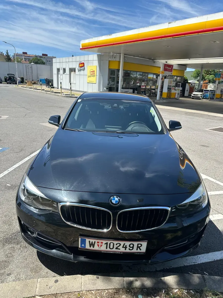 BMW 3 Series 2019 photo 2