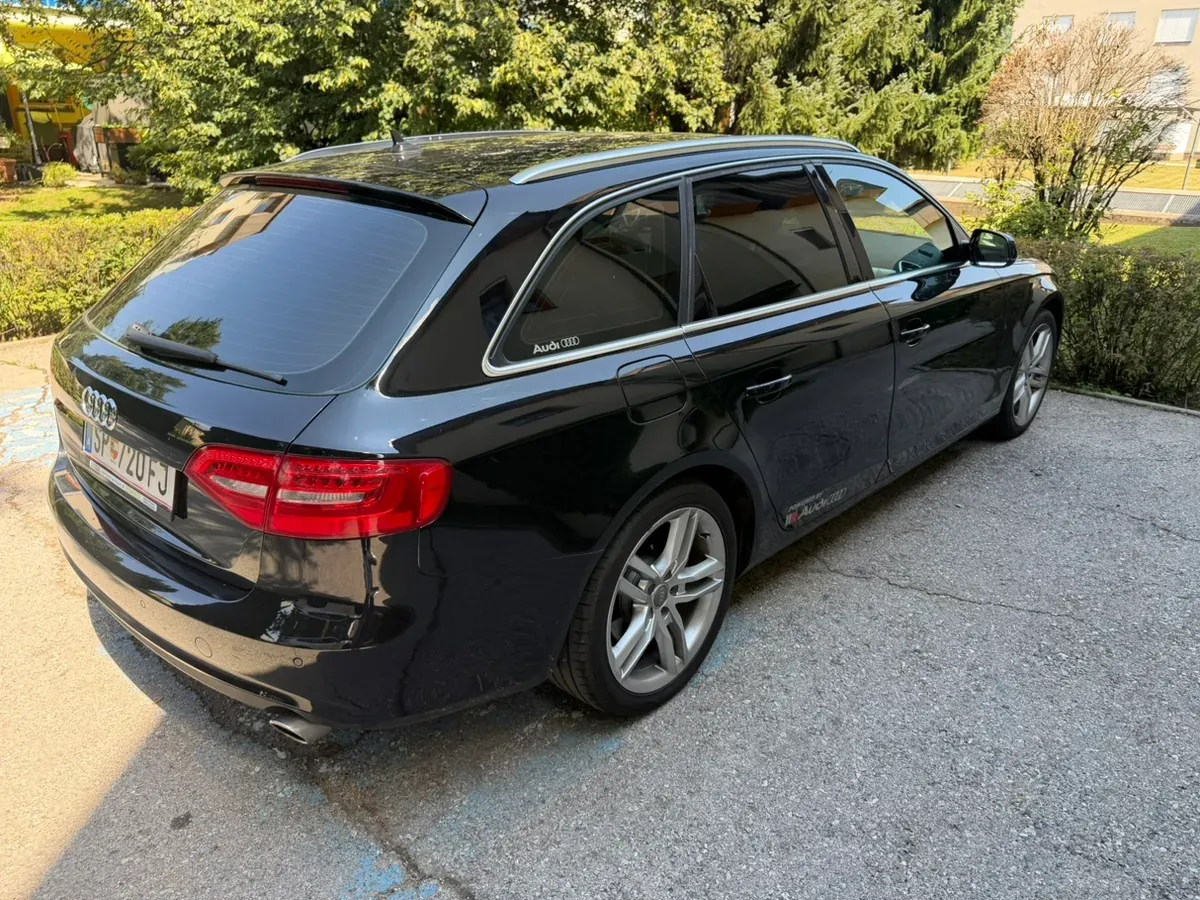Audi A4 2012 photo 2