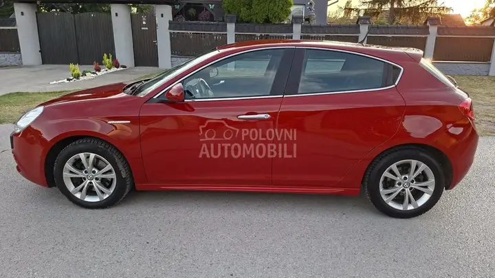 Alfa Romeo Giulietta 2013 photo 2