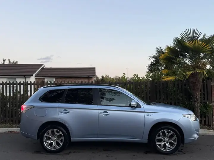 Mitsubishi Outlander 2014 photo 2