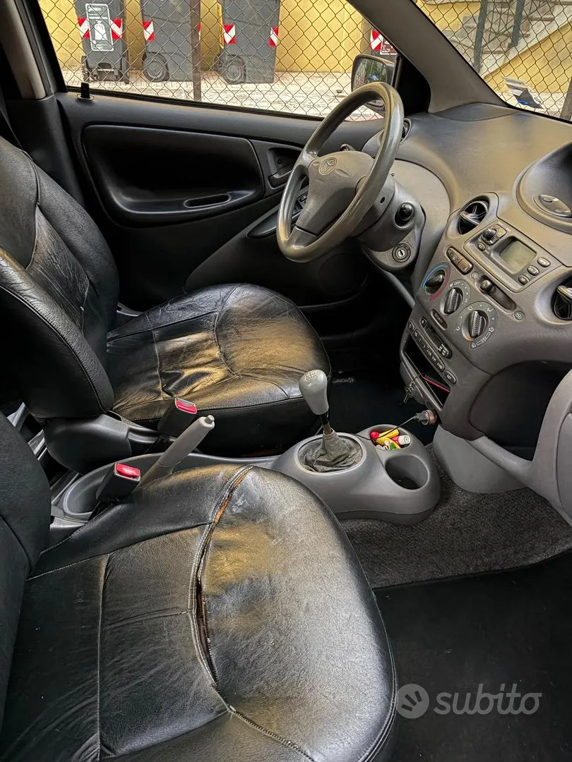 Toyota Yaris 2000 photo 4