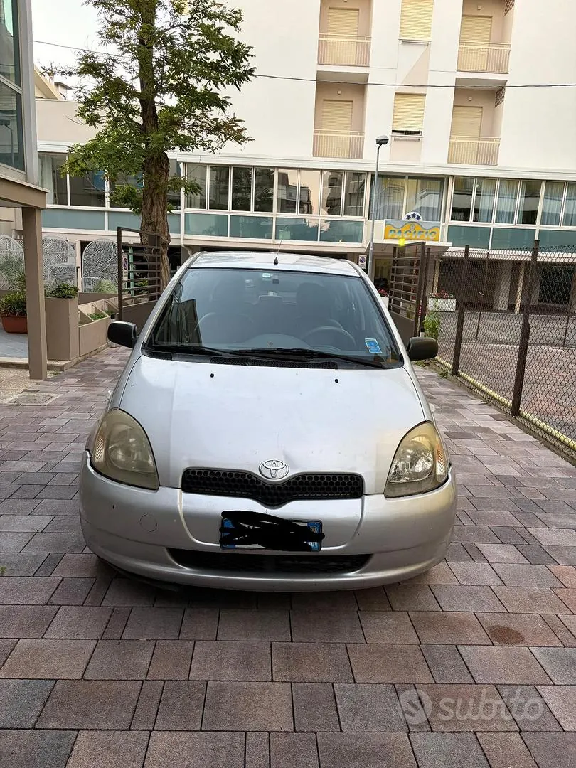 Toyota Yaris 2000 photo 2