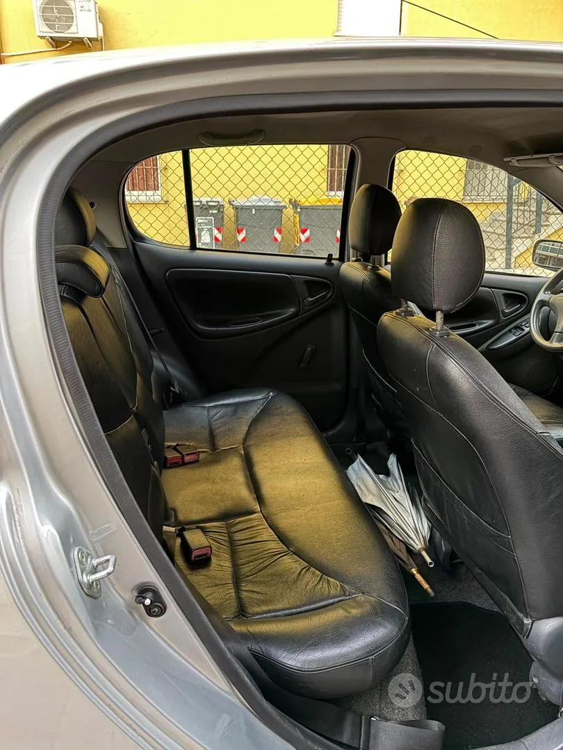 Toyota Yaris 2000 photo 3