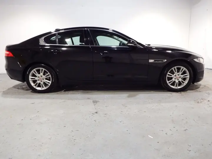 Jaguar Xe 2016 photo 2