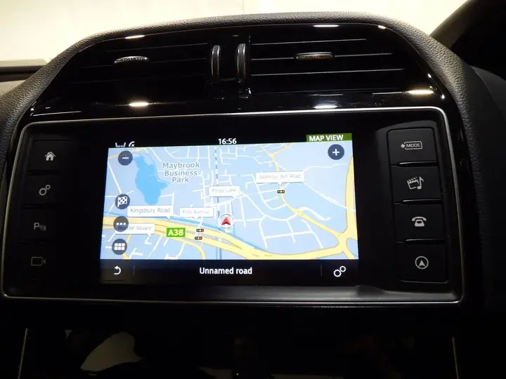 Jaguar Xe 2016 photo 4