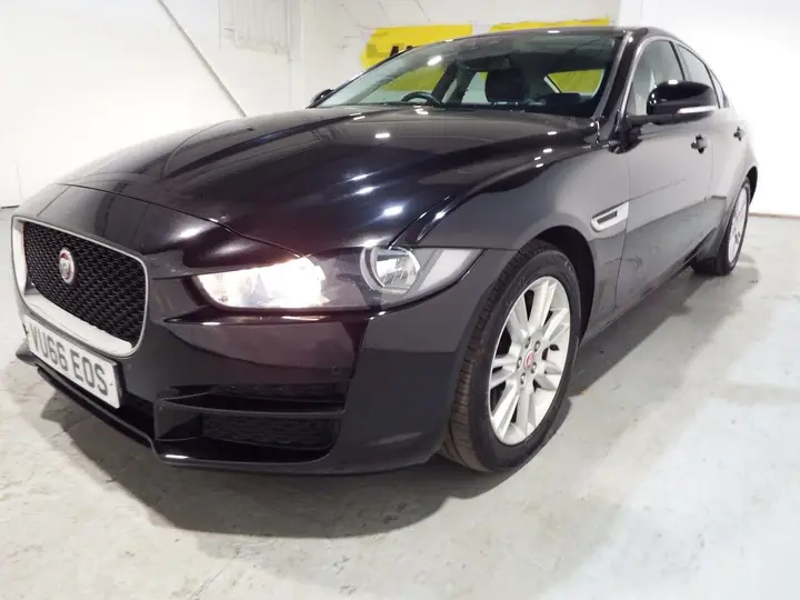 Jaguar Xe 2016 photo 5