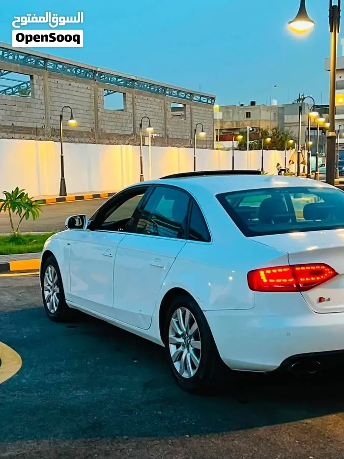 Audi A4 2010 photo 2