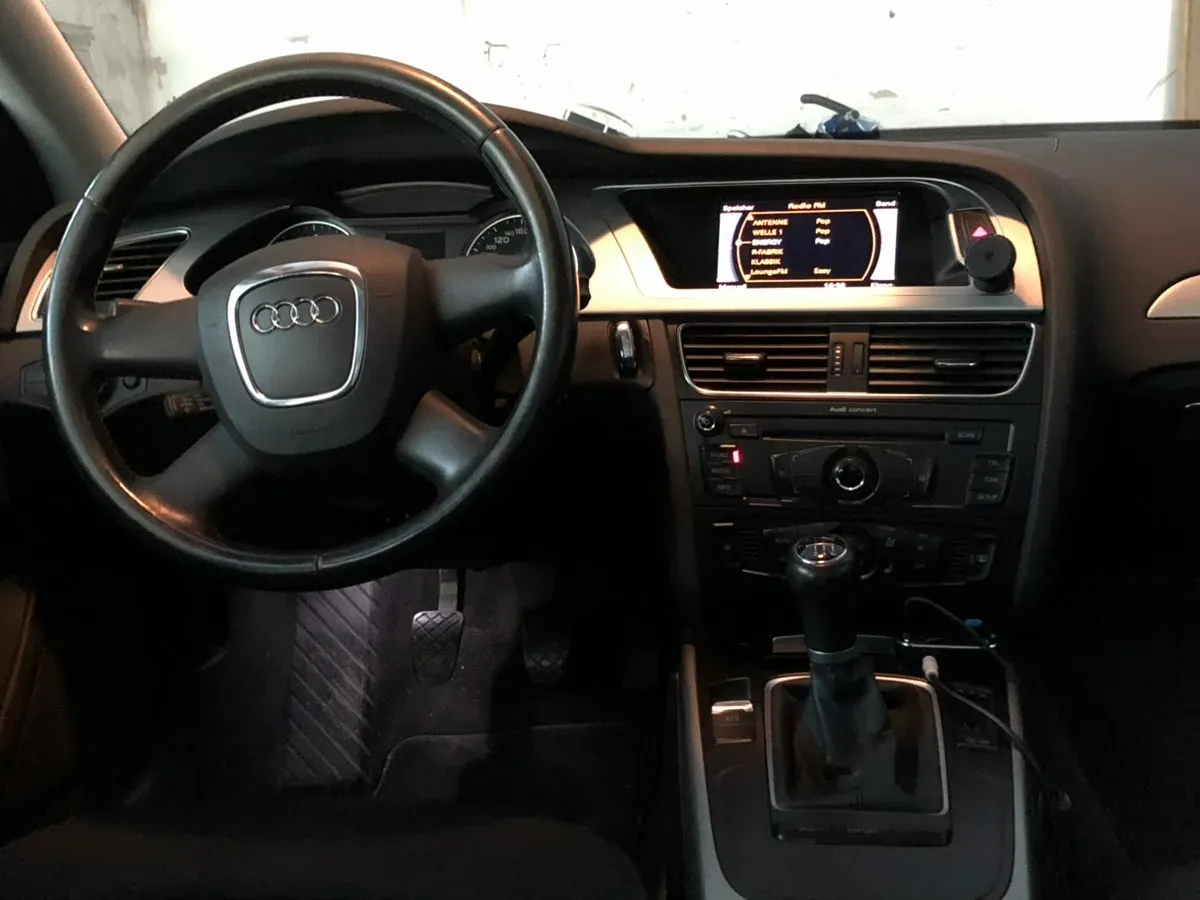Audi A4 2010 photo 2