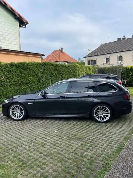 BMW 5 Series 2011 photo 2