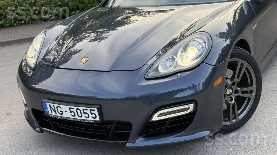 Porsche Panamera 2012 photo 2