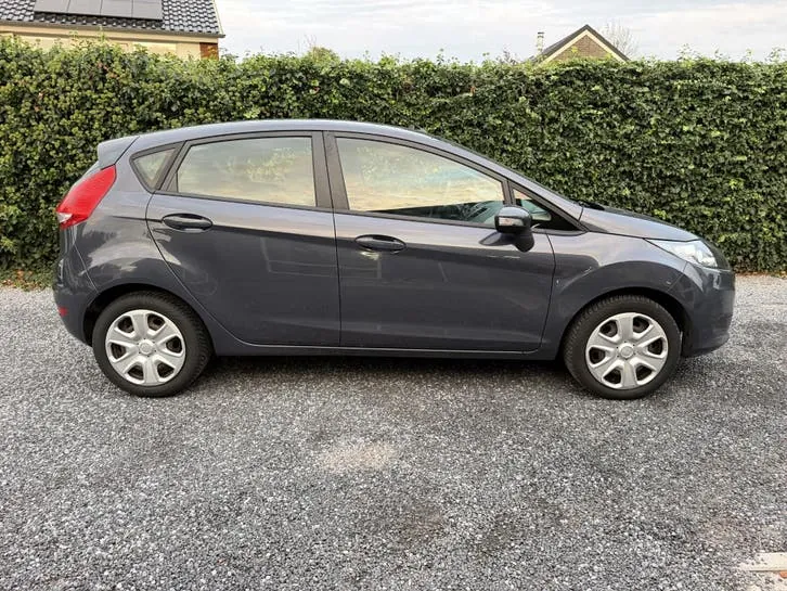 Ford Fiesta 2011 photo 2
