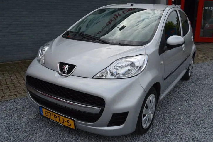 Peugeot 107 2011 photo 2