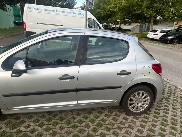 Peugeot 207 2009 photo 2