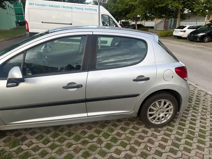 Peugeot 207 2009 photo 3